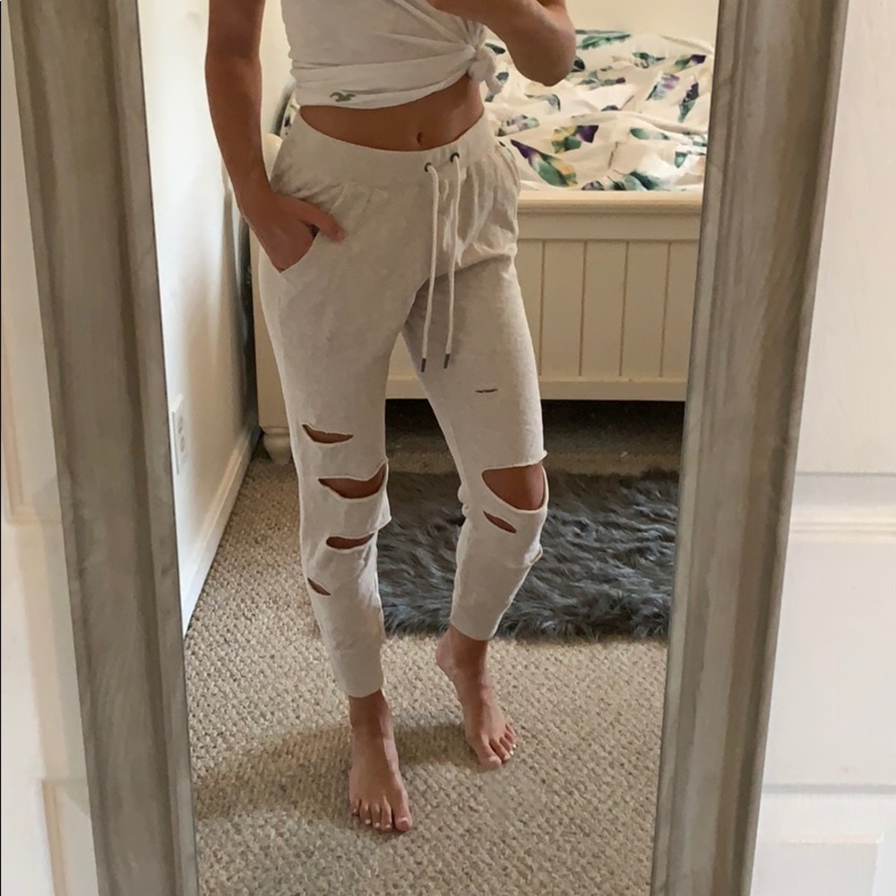HOLLISTER CREAM RIPPED JOGGERS SIZE XS